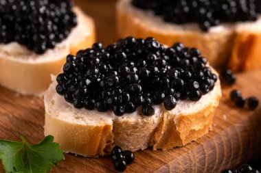 Kırsal arka planda siyah havyarlı bir dilim ekmek..