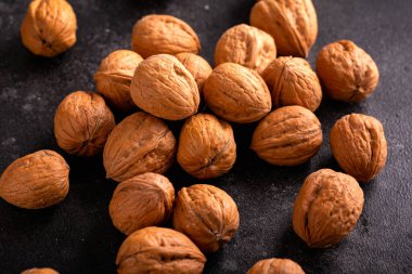 Eski kırsal arka planda kabuklu çiğ ceviz.