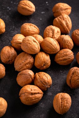 Eski kırsal arka planda kabuklu çiğ ceviz.