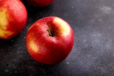 Kırsal siyah arka planda taze kırmızı elmalar.