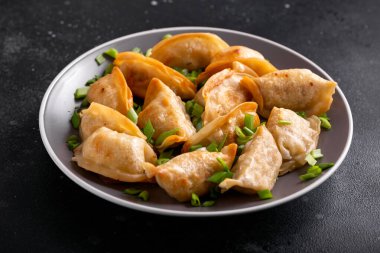 Kızarmış taze soğanlı gevrek gyoza. Asya yemekleri.
