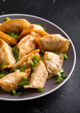 Kızarmış taze soğanlı gevrek gyoza. Asya yemekleri.