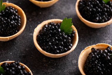 Köy arka planında siyah havyarlı tart.