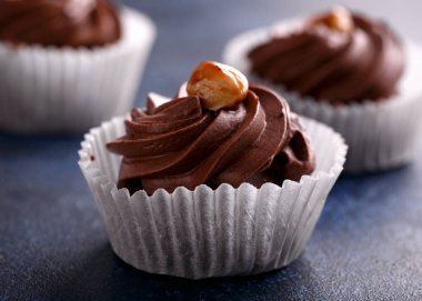 Kremalı ve fındıklı çikolatalı kekler.