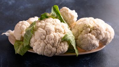 Kırsal masada çiğ organik çiftlik karnabaharı..