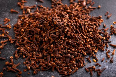 Aromatik baharat otları kırsal masada eritiyor..