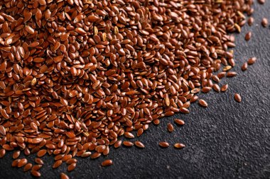 Kırsal masada organik keten tohumu. Vejetaryen yemeği