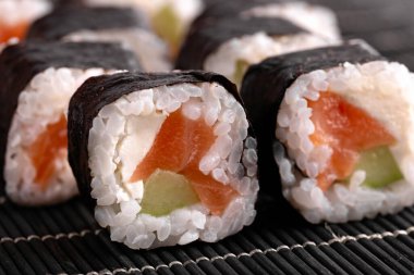 Somon, avokado ve yumuşak peynirli suşi ruloları..