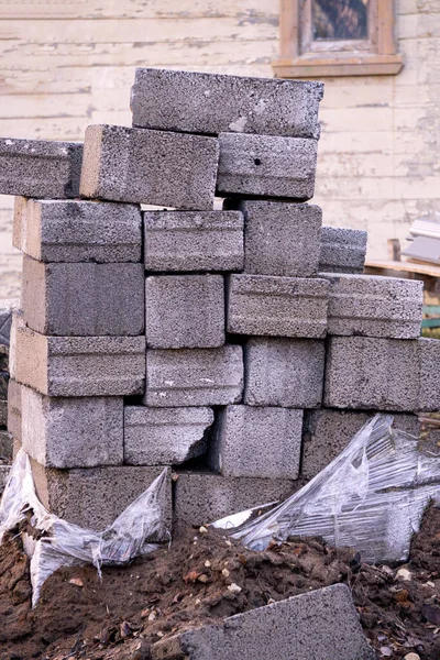 İnşaat alanında bir yığın tuğla.