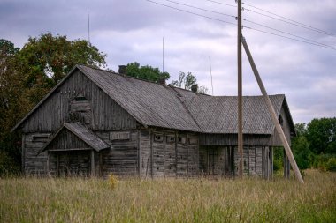 Kırsal kesimde eski ahşap bir bina.