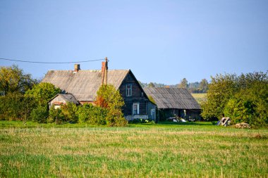Kırsal kesimde eski ahşap bir bina..