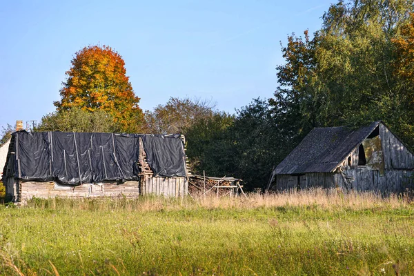 Old wooden barn building in the countryside. — Stock Photo, Image