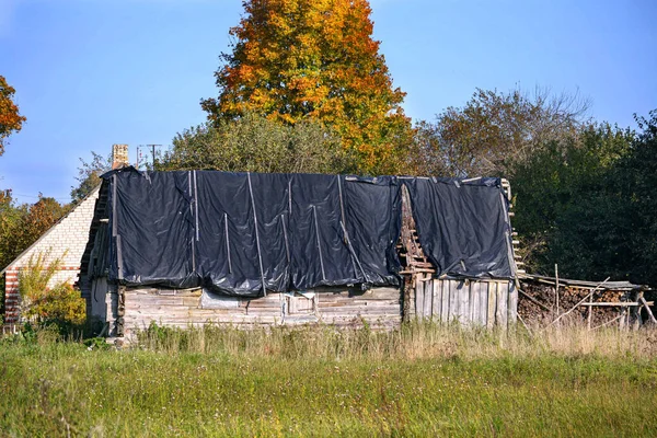 Gammal ladugårdsbyggnad i trä på landet. — Stockfoto