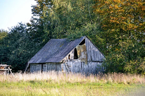 Gammal ladugårdsbyggnad i trä på landet. — Stockfoto