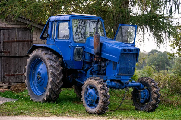 Gammal vintage blå traktor på landsbygden. — Stockfoto