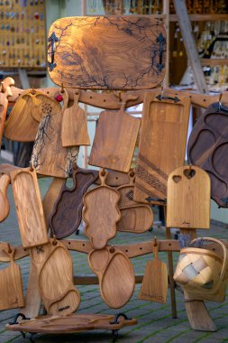 Pazardaki ahşap kesme tahtaları ve mutfak aletleri çeşitleri.