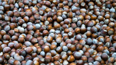 Mağazada fındıklı büyük bir kutu.