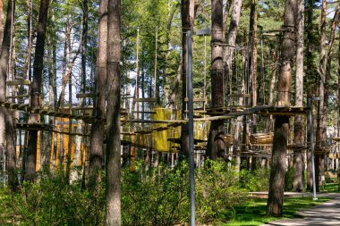 Letonya 'nın Jurmala şehrindeki bir eğlence parkında engelli bir parkur.