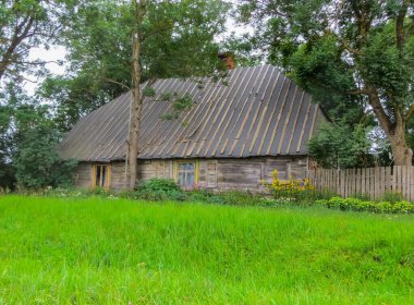 Yirminci yüzyılın başlarında bugüne kadar ayakta kalan antik binalar. Eski ahşap malikane