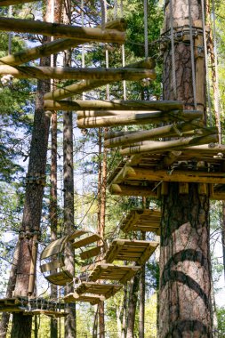 Letonya 'nın Jurmala şehrindeki bir eğlence parkında engelli bir parkur.