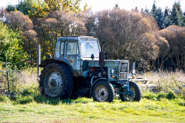 Antiguo Tractor Azul Vintage Campo —  Fotos de Stock