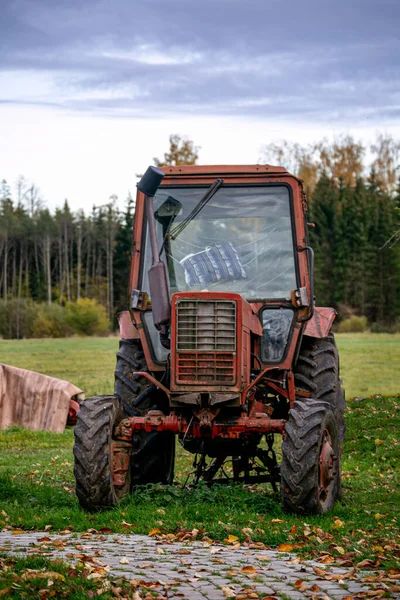 Старый Коричневый Винтажный Трактор Деревне — стоковое фото