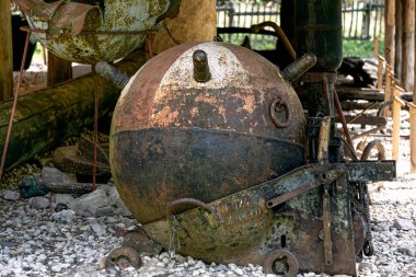 2. Dünya Savaşı 'ndan kalma paslı bir deniz mayını.