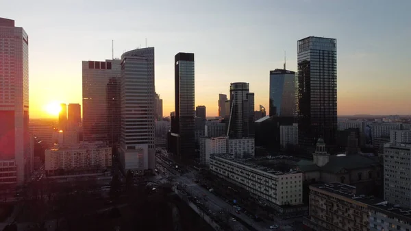 Varşova şehrin aşağısında