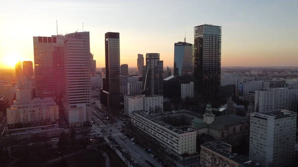 Varşova şehrin aşağısında