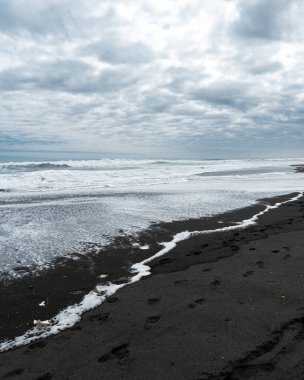 Pichilemu 'nun imansız kumsalının dikey görüntüsü..