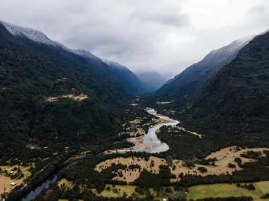Karla kaplı dağları ve karakteristik nehri ile Cochamo Vadisi 'nin havadan görünüşü..
