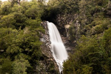 Hornopiren Ulusal Parkı 'ndaki Rio Blanco şelalesinin uzun süreli görüntüsü