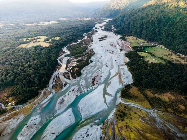 Güney Şili, Hornopiren 'deki beyaz nehrin bıraktığı toplardamar oluşumlarının hava görüntüsü..
