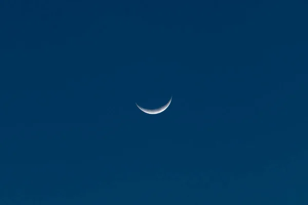 Хелфовий Місяць Сходить Ранньому Нічному Небі — стокове фото
