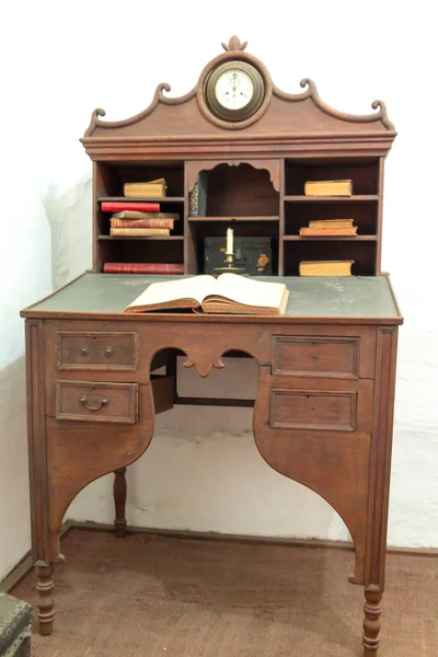 Eski bir masa, eski bir hatıra olarak korunmuş.