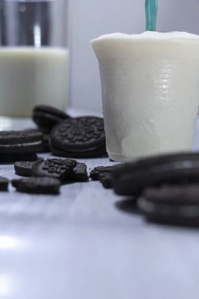 Oreo ve sütlü dondurma.