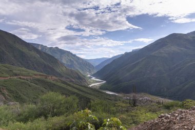 El camino del Chicamocha, cadena montanosa ubicada en Santander, cuyo nombre tambien lleva el rio que lo atraviesa