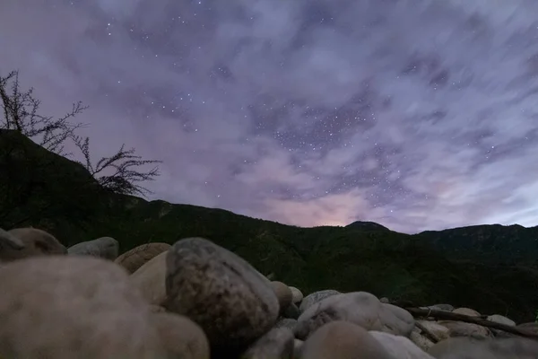 Nehir kenarında, bütün gece oturduk ve bulutların ardından yıldızların yükselmesini bekledik.