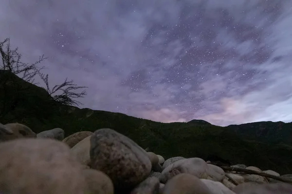 Nehir kenarında, bütün gece oturduk ve bulutların ardından yıldızların yükselmesini bekledik.