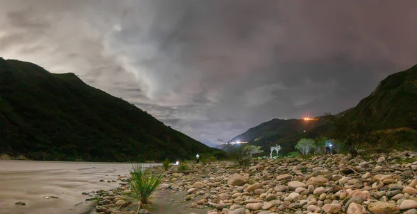 Nehir kenarındaki dağ yolu.