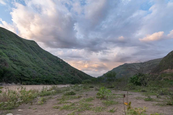 El camino del Chicamocha, cadena montanosa ubicada en Santander, cuyo nombre tambien lleva el rio que lo atraviesa