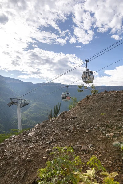 İnsanların Chicamocha 'nın kanyonundan dağdan dağa 30 dakikadan az bir sürede geçmelerini sağlayan bir kablo var. Manzara inanılmaz.