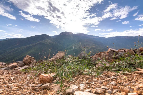 Görünüşe göre güneş dağların ötesindeki ışığı delip geçiyor.