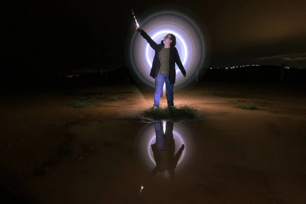 Bir kostüm gibi, ışıkla oynamak ve sihirbaz gibi davranmak.