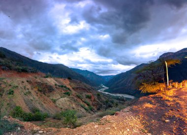 Nehre doğru gelen fırtına, dağın ortasından görüldü.