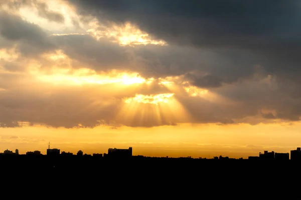 Les Nuages Font Visage Effrayant Alors Que Coucher Soleil Produit — Photo