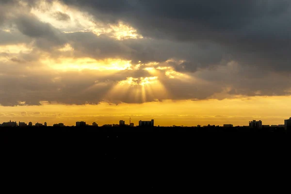 Bulutlar gün batımında ürkünç bir yüz yapar