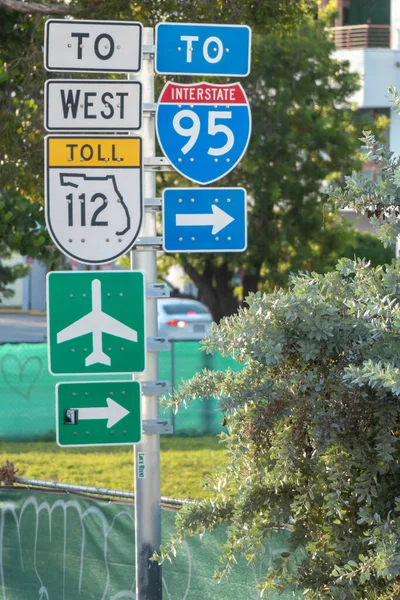 Trafik işaretleri grubu. Yönünü seç.