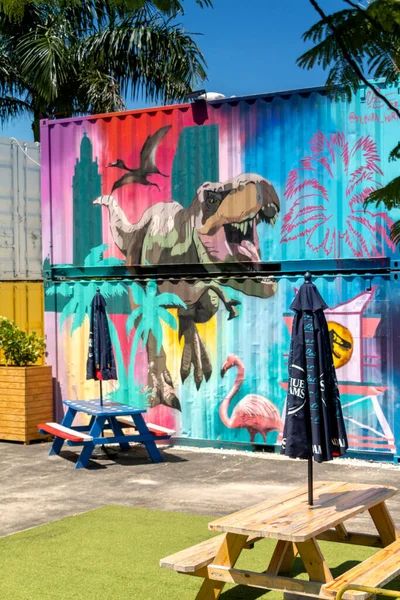 Dinozor boyası konteynır renkli duvarda