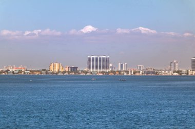 Ufuktaki bulutlar Miami 'yi Nevada gibi gösteriyor.